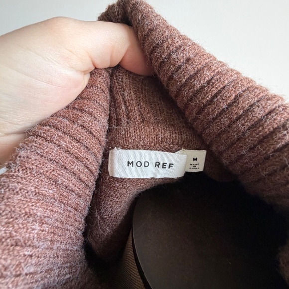 Mod Ref Open Back Sweater Size Medium - Picture 4 of 6